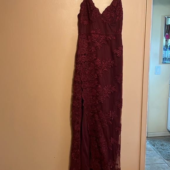 Banjul long lace gown - Picture 2 of 4